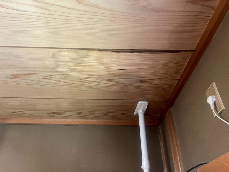 和室の天井に雨漏り跡が出ている様子