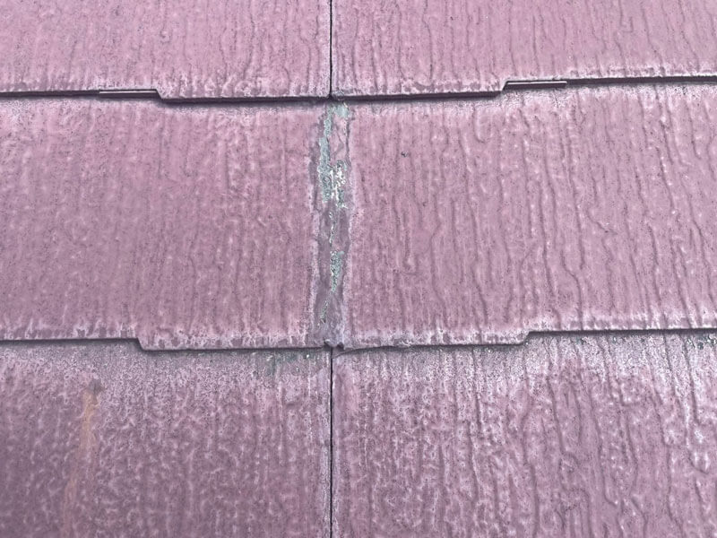 ひび割れが見られるコロニアル屋根の施工前写真