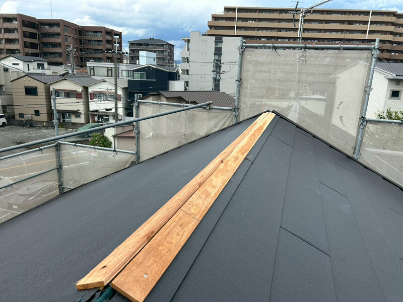 屋根本体の施工後、棟部分に新しい貫板を取り付けている様子。棟板金の取り付け準備段階。