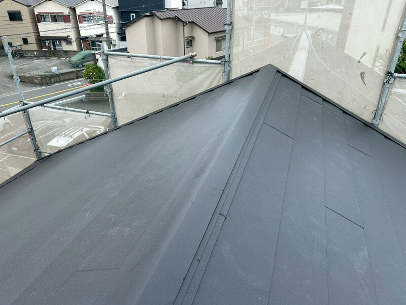 施工後の屋根。スーパーガルテクトを使用し、艶のある美しい仕上がりになった様子。