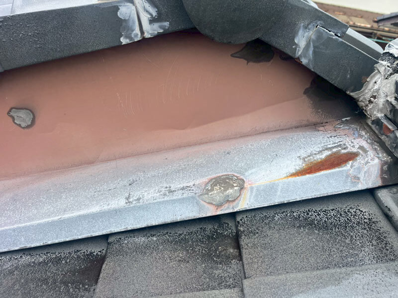 瓦屋根の板金部分に錆が発生し、劣化が進行している状態。