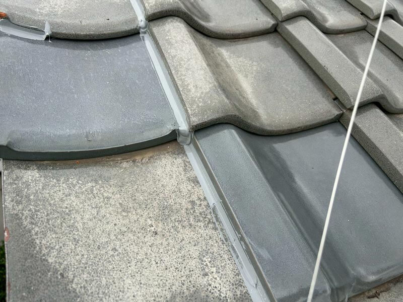 瓦屋根で割れていた瓦を新品に交換した施工後の写真。