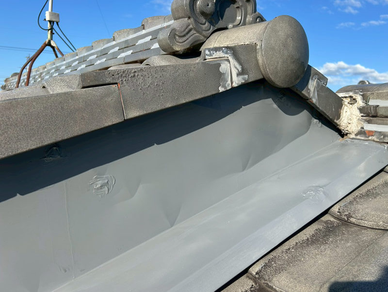 瓦屋根の板金部分に防錆塗装を施した施工後の状態。